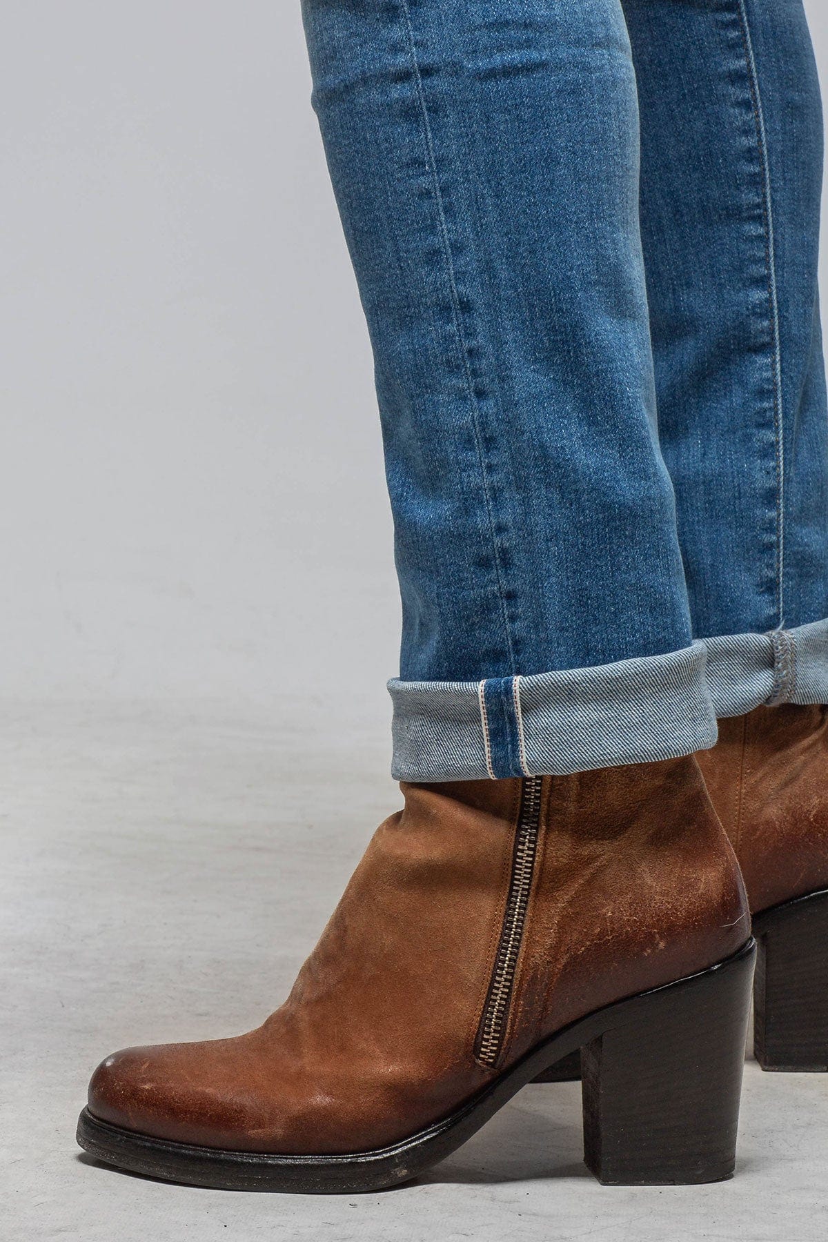 Alma Selvedge Straight Leg In Mid Light Blue - Image 3