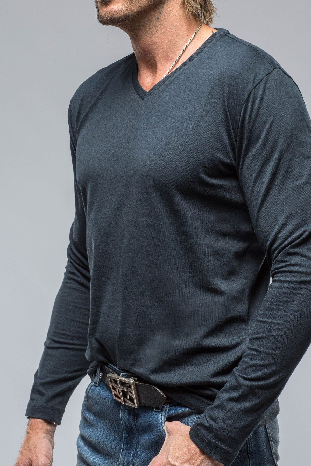Del Mar LS V-Neck in Navy - Image 4
