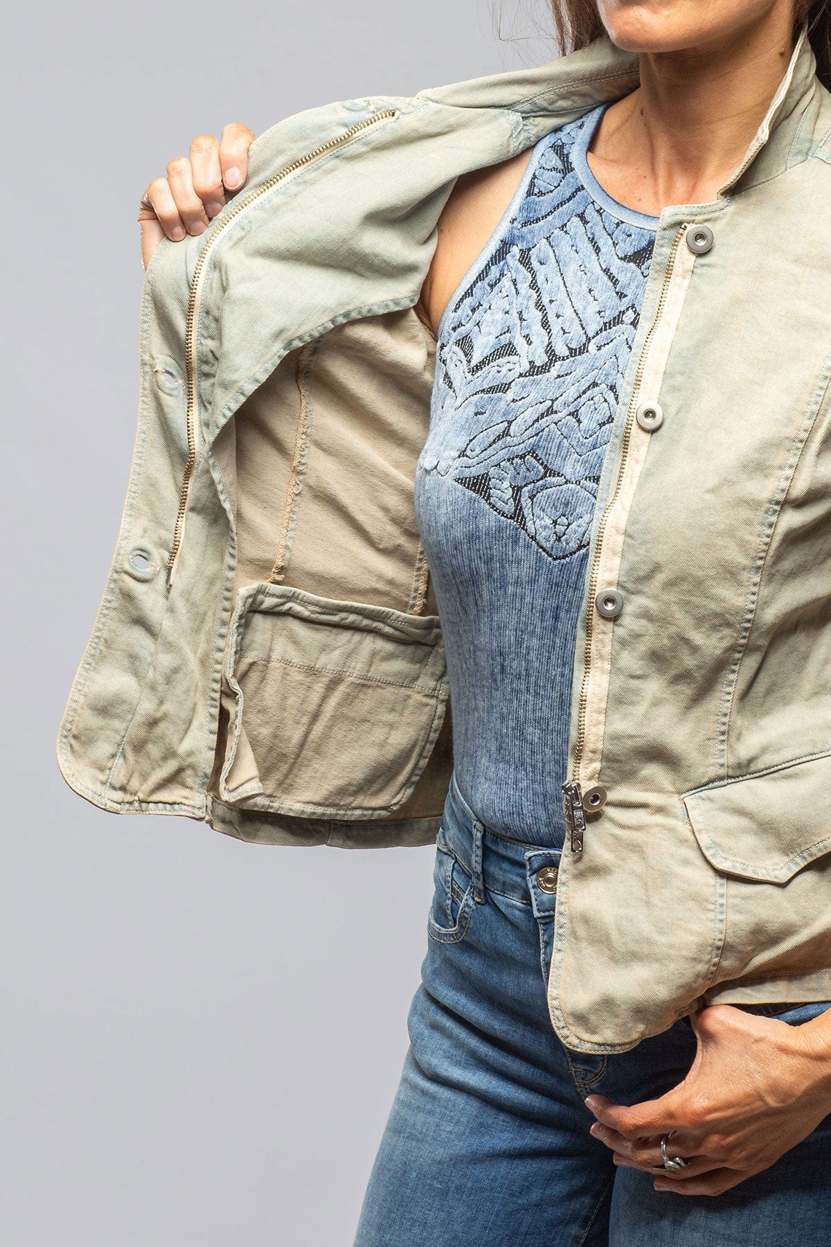 Evelyn Chambray Blazer In Natural Vintage - Image 6
