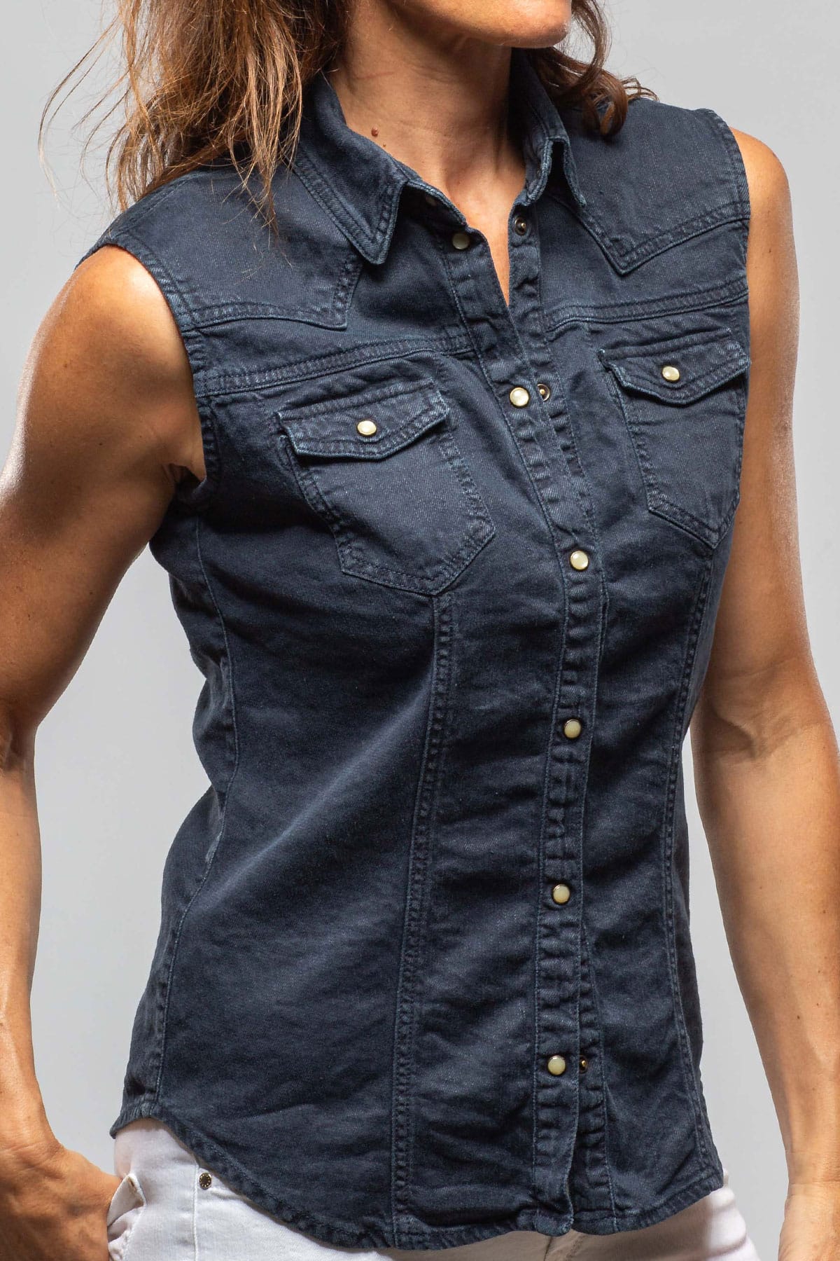 June Sleeveless Linen-Cotton Snap Shirt In Navy - Image 3