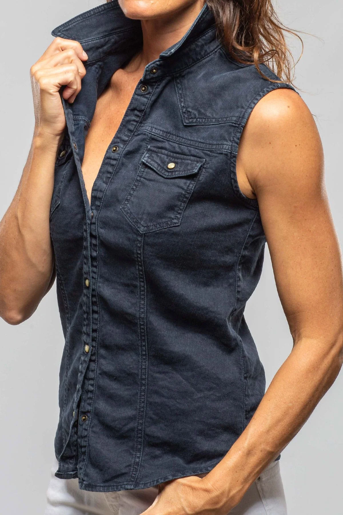 June Sleeveless Linen-Cotton Snap Shirt In Navy - Image 4