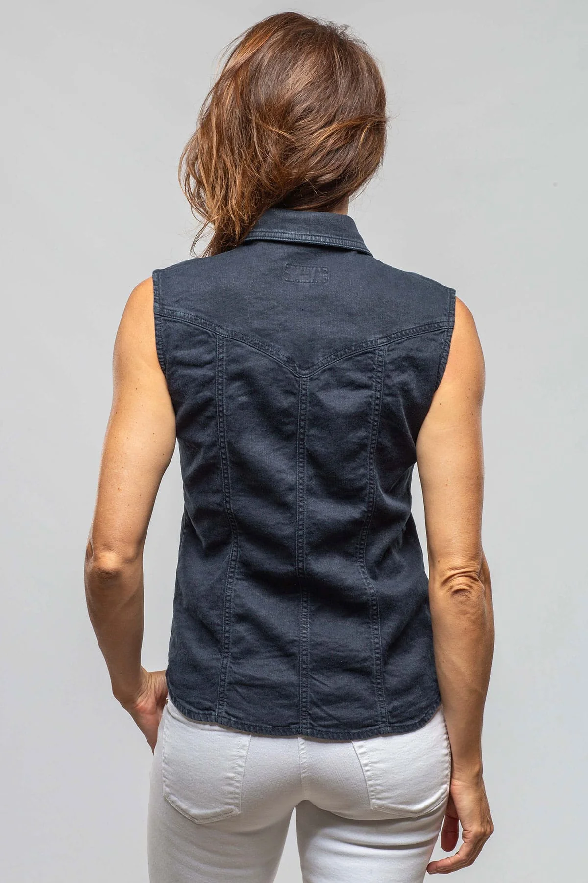 June Sleeveless Linen-Cotton Snap Shirt In Navy - Image 5