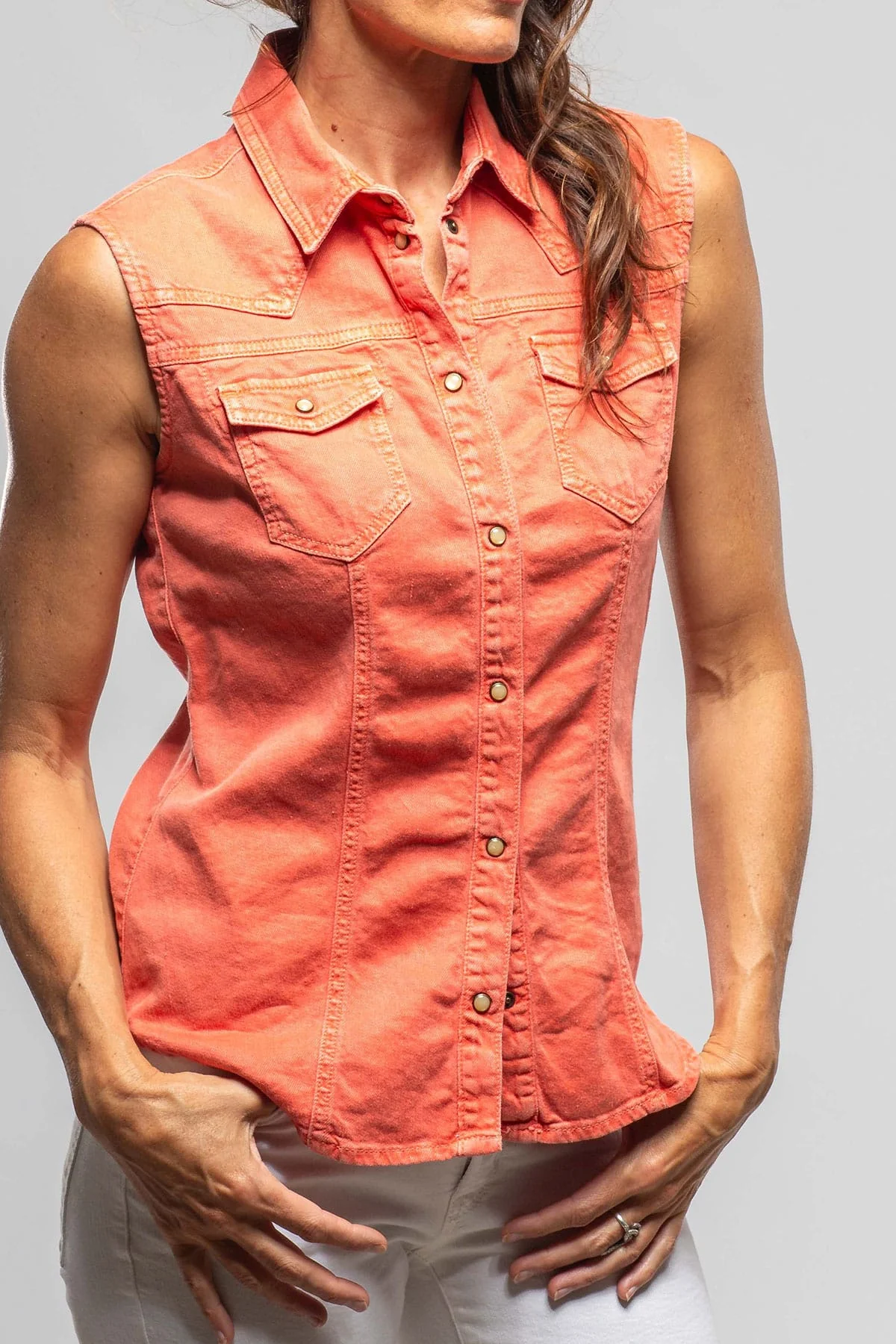 June Sleeveless Linen-Cotton Snap Shirt In Tomato - Image 4