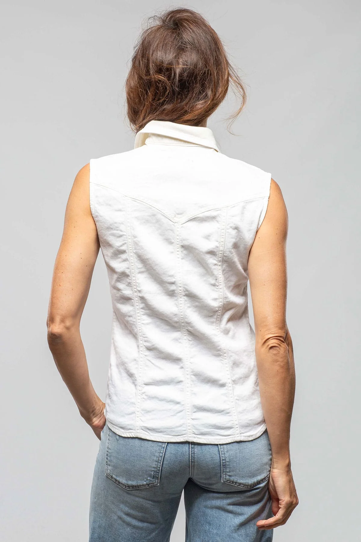 June Sleeveless Linen-Cotton Snap Shirt In White - Image 5