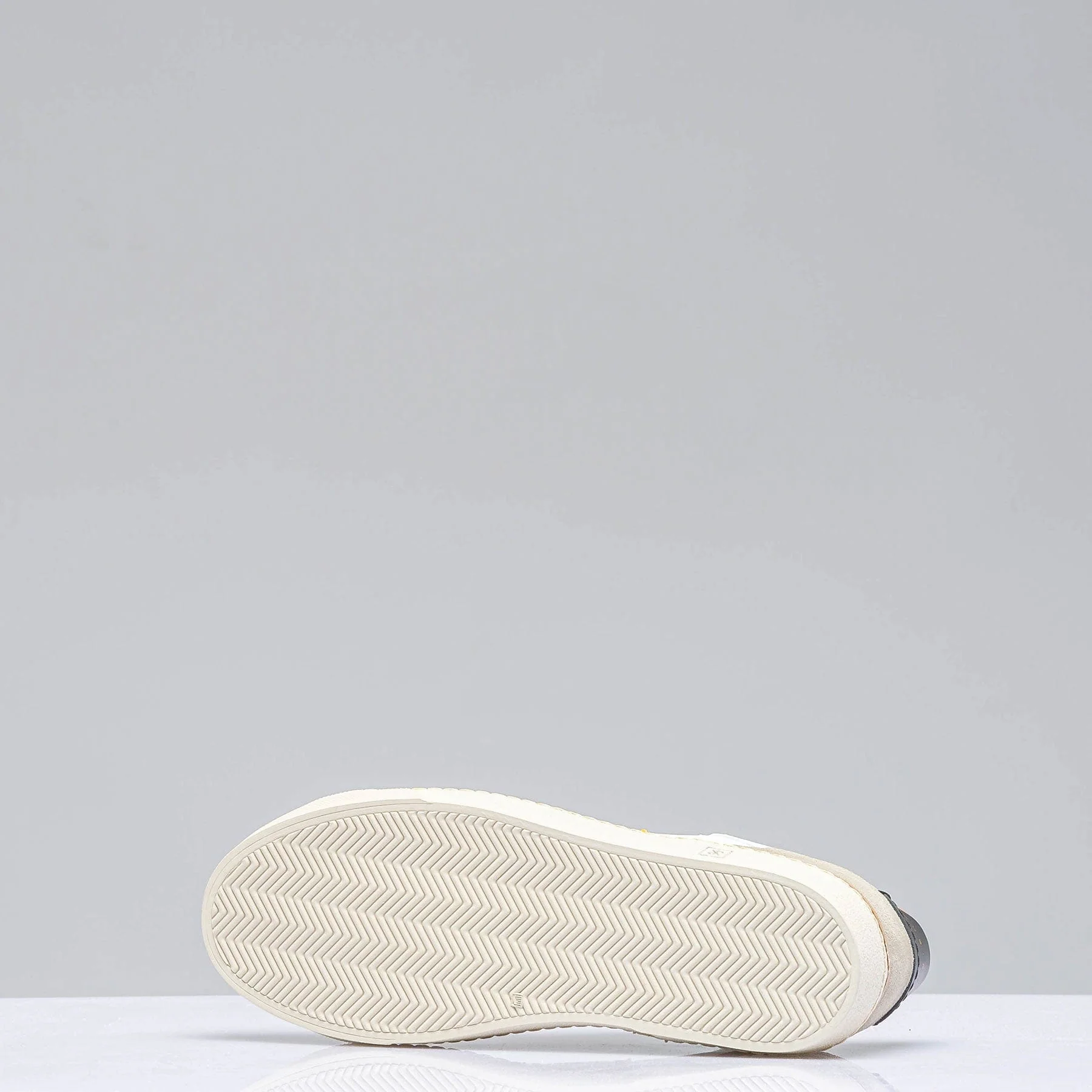 The Mustang Stripe Shoe In White/ Yellow - Image 4